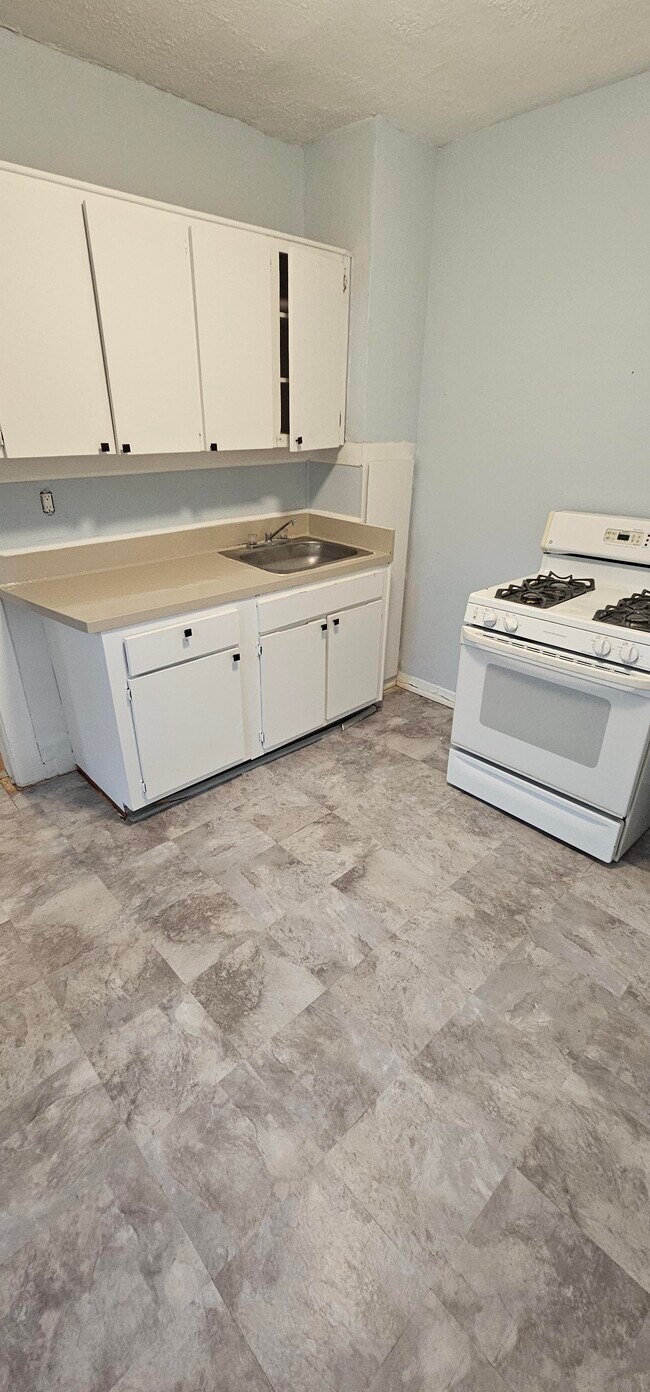 Building Photo - 38 River St