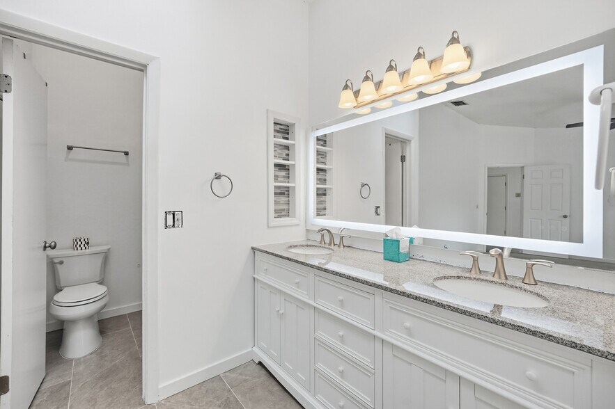 Building Photo - 11149 Losco Junction Dr S