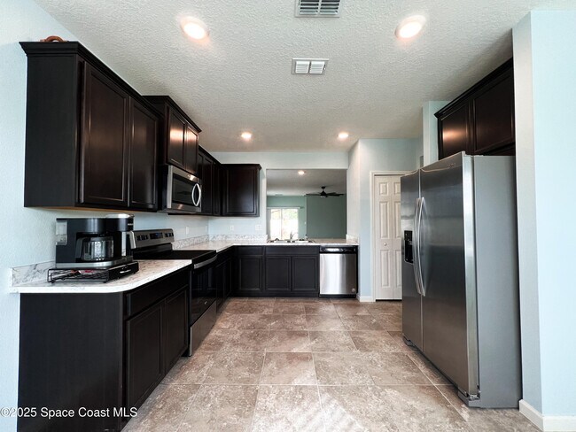 Building Photo - 590 Sorrento Dr