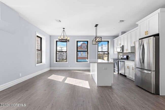 Building Photo - 160 Monmouth St