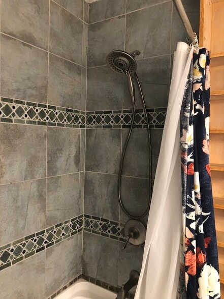 shower - 1618 Person Ct