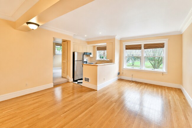 Building Photo - 120 W Highland Dr