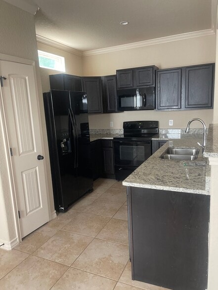 Building Photo - 6934 Lakeview Dr.