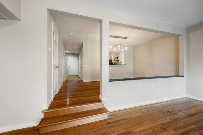 Building Photo - 9154 Lakeland Dr