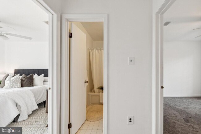 Building Photo - Great Townhouse w/ 2 Bedrooms, 1.5 Baths, ...