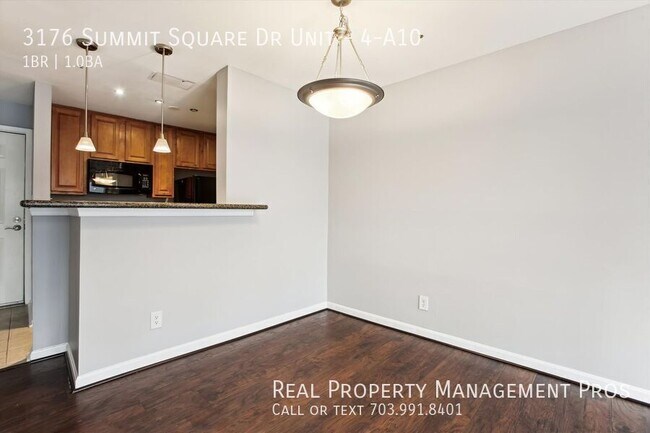 Building Photo - 3176 Summit Square Dr