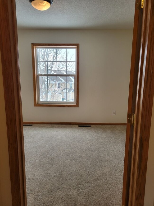 Building Photo - 2 Level Townhouse