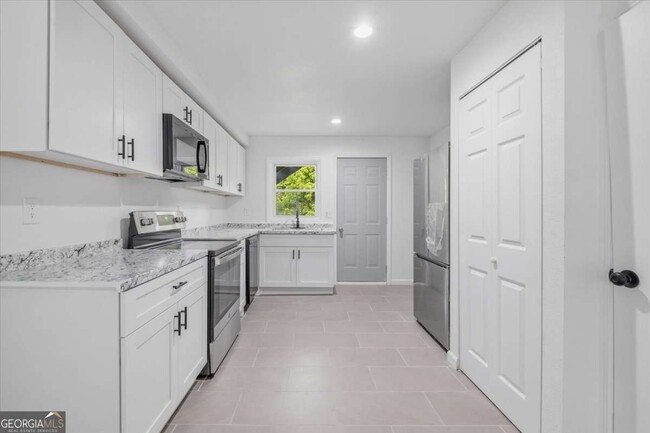 Building Photo - 610 N College Dr