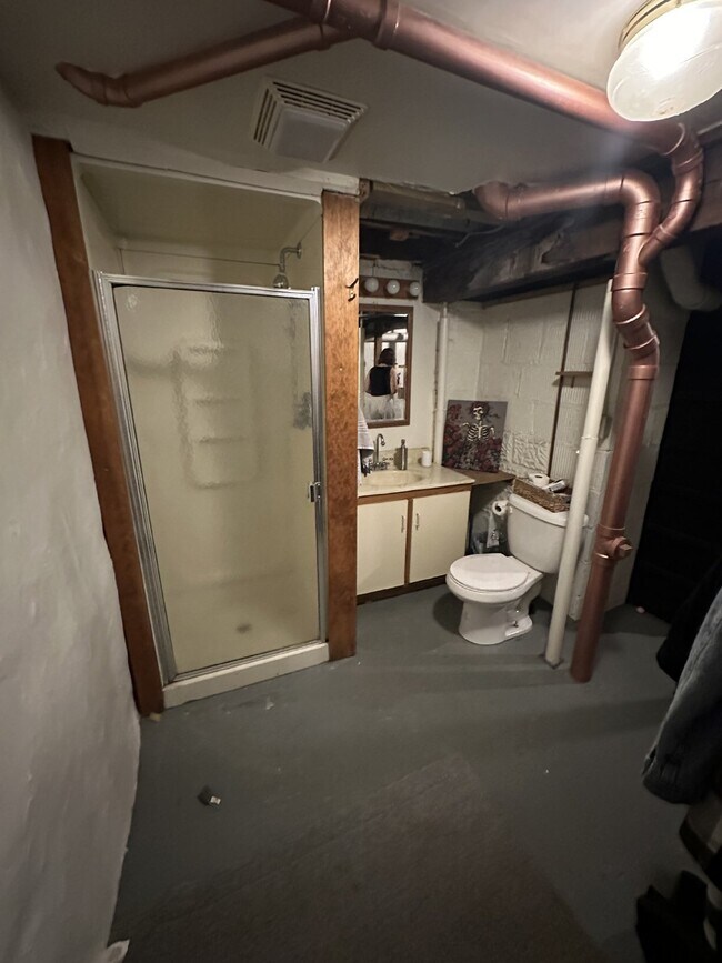 Building Photo - Charming 2-Bed, 2-Bath Duplex in Eau Claire