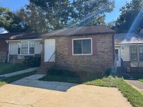 Building Photo - Great Location! Updated Townhouse Convenie...