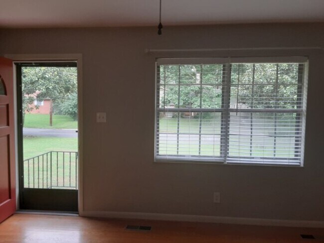 Building Photo - Hard to Find Rancher in Oak Ridge with 2 car garage