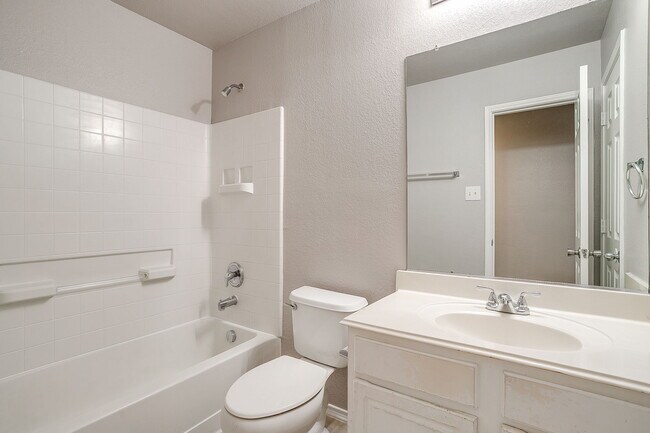 Building Photo - 624 Horn St