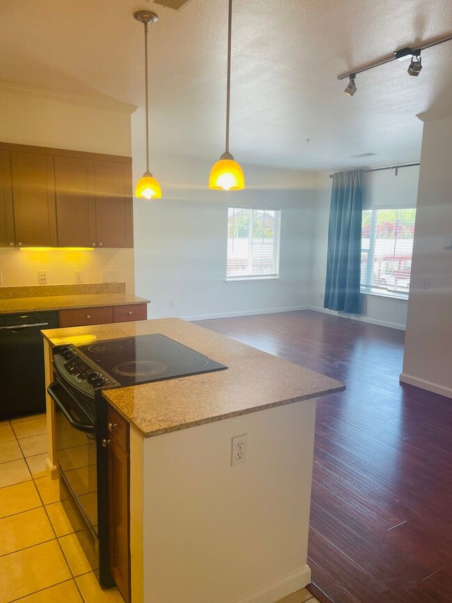 Building Photo - Beautiful North Davis 2bed/2 bath Upstairs...