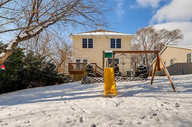 Building Photo - 3 Meadow Lane, Oakwood Hills, IL, 60013