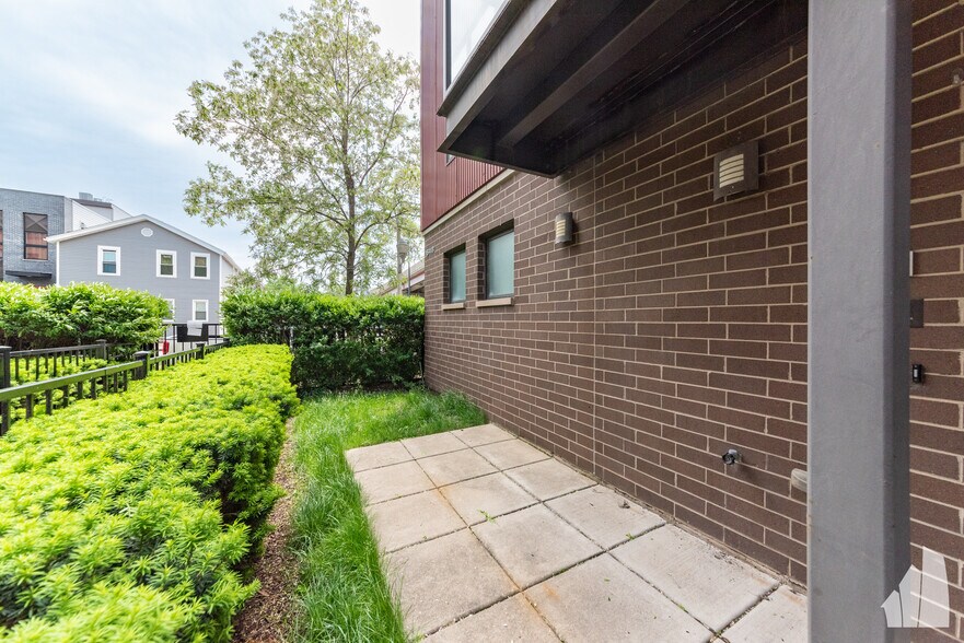 Building Photo - 648 W 16th St
