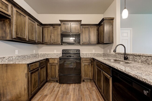 Building Photo - Charming Duplex in El Reno!