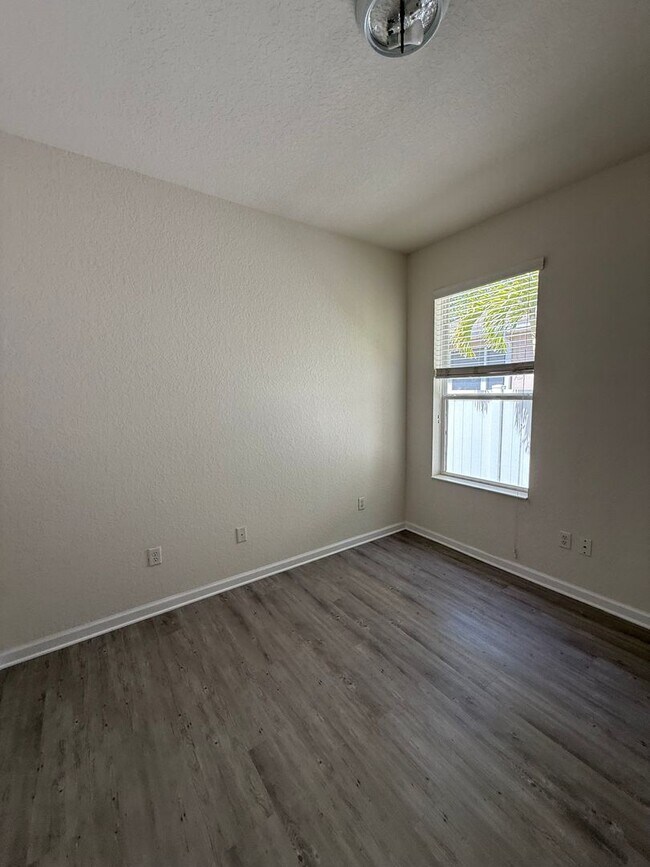 Building Photo - Come View This Amazing 3 Bed 2 Bath Single...