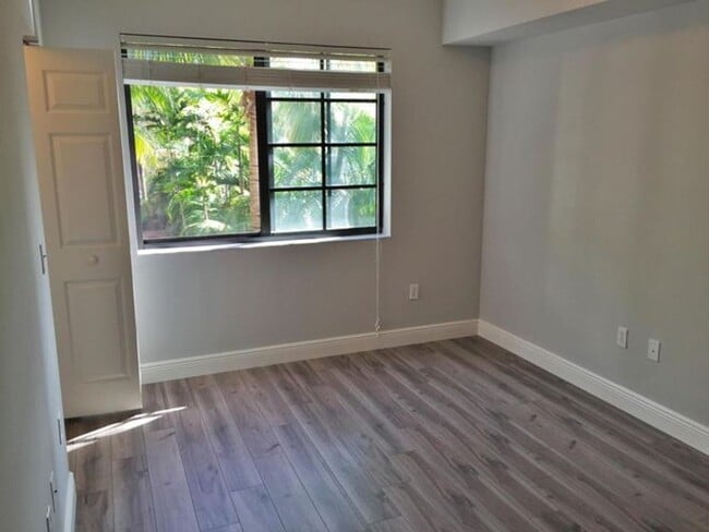 Building Photo - 4905 Midtown Ln