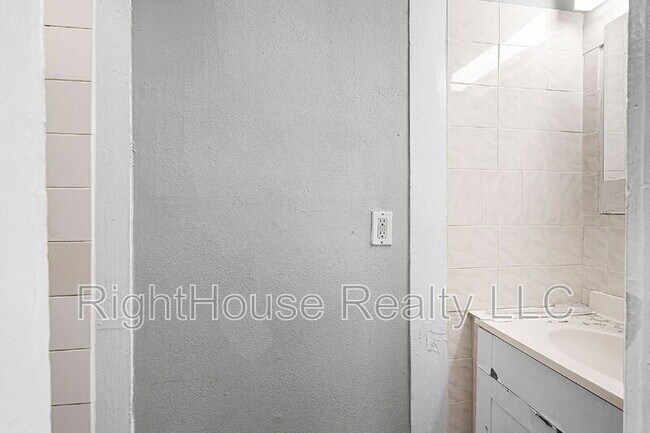 Building Photo - 113 S Grove St