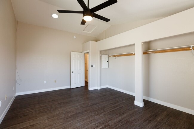 Building Photo - Beautiful House on Manhasset! Great Views!
