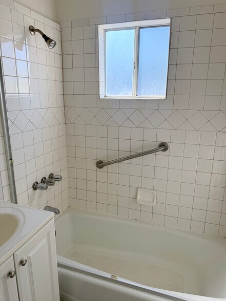 Building Photo - 43 W 52nd St