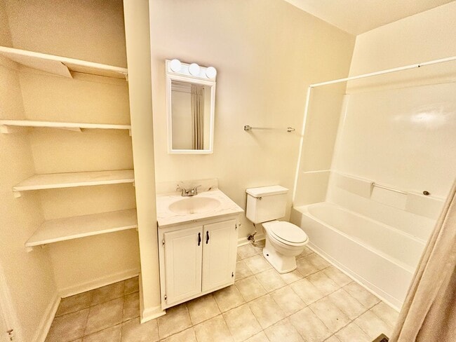 Building Photo - 2 Bedroom Across from Law School!