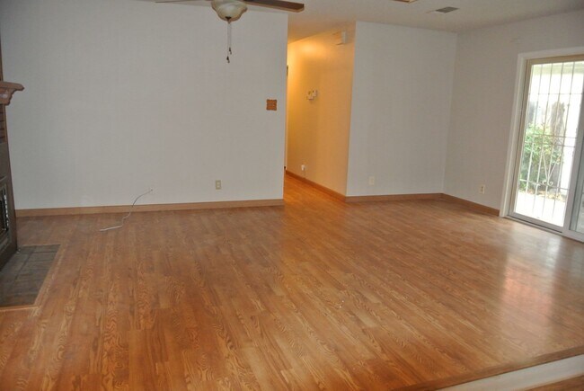 Building Photo - 2116 Manzanita Way