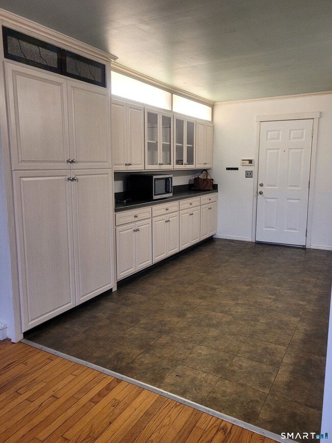 Building Photo - 123 Bridge St