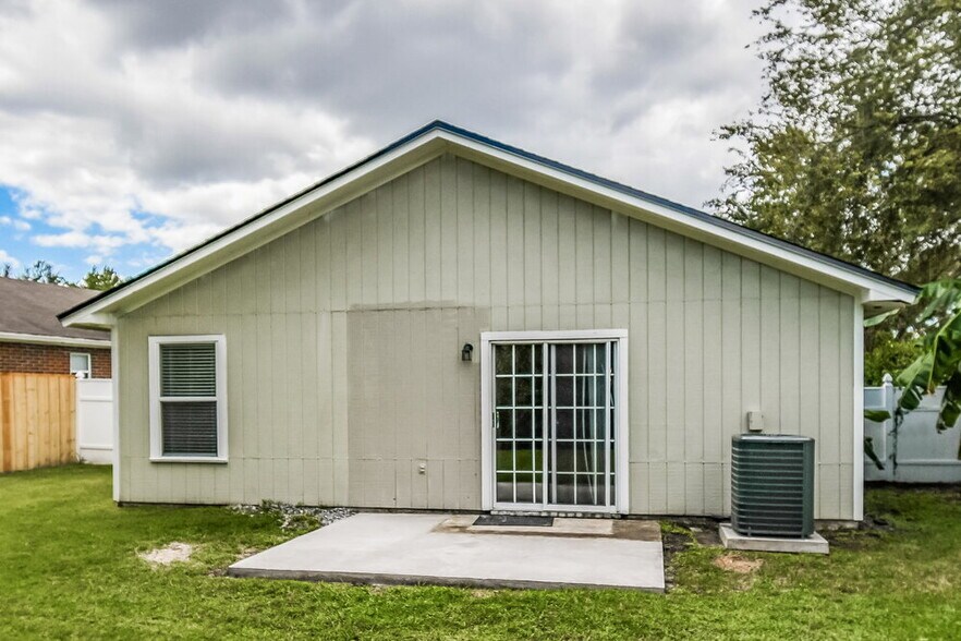 Building Photo - 8785 Chambore Dr