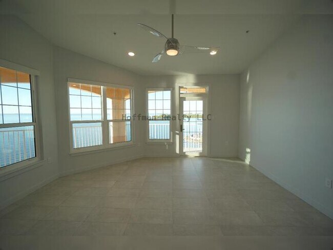 Building Photo - 2-Bed, 2.5-Bath Water-Front Condo in South Tampa