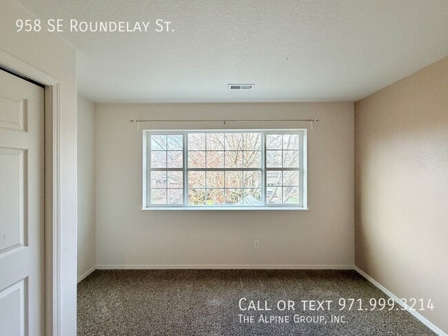 Building Photo - 958 SE Roundelay St