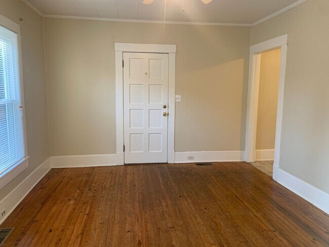 Building Photo - 1 BR apartment w/ hardwood floors and lawn...