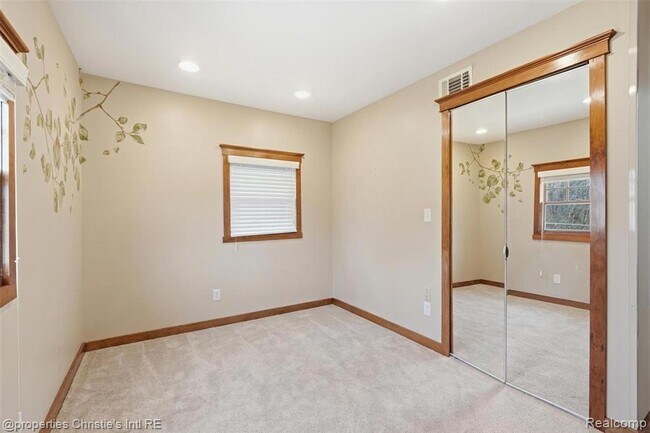 Building Photo - 2739 Lakeridge Ave