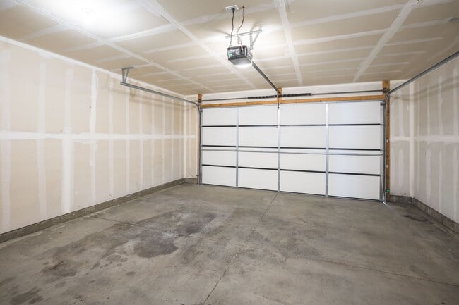 Building Photo - MODERN 4 BED 3 BATH TOWNHOME IN SUGAR CITY