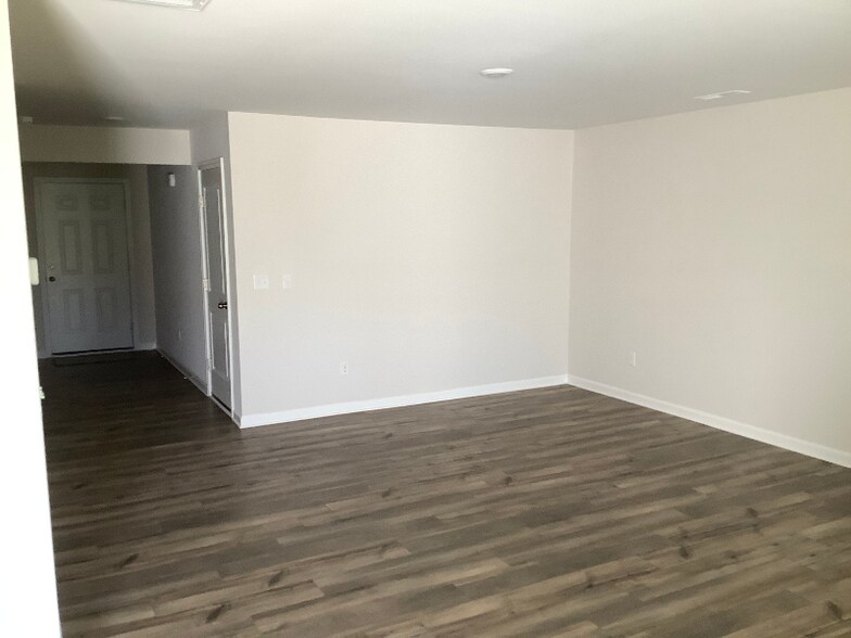 Building Photo - 132 Plumtree Ct