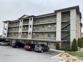 Building Photo - Great Orem Condo!