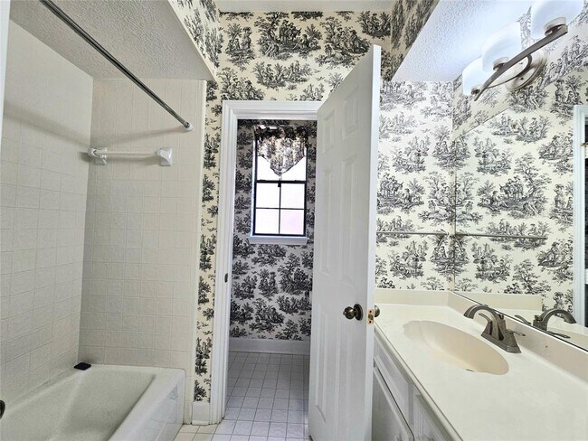 Building Photo - 20402 Sunny Shores Dr