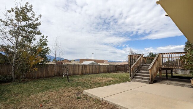 Building Photo - COZY TRI-LEVEL 3 BED/2 BATH NEAR CIMMARON ...