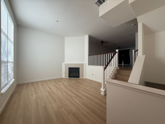 Building Photo - Beautiful and Modern 3 Bedroom 2.5 Bath Townhome in Montecito Vista Area