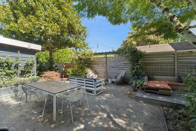 Building Photo - 3 bedroom in Seattle WA 98108