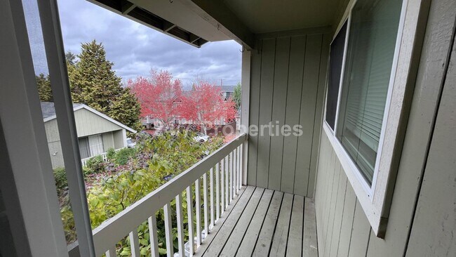 Building Photo - SE Portland - 2BD I 1BA - Top Floor w/ Balcony!