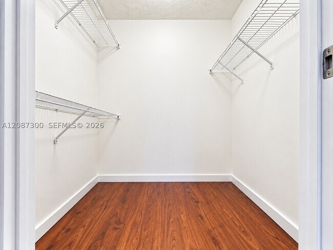 Building Photo - 550 S Park Rd