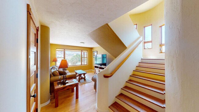 Building Photo - Custom Adobe style home in exclusive Navajo Ridge