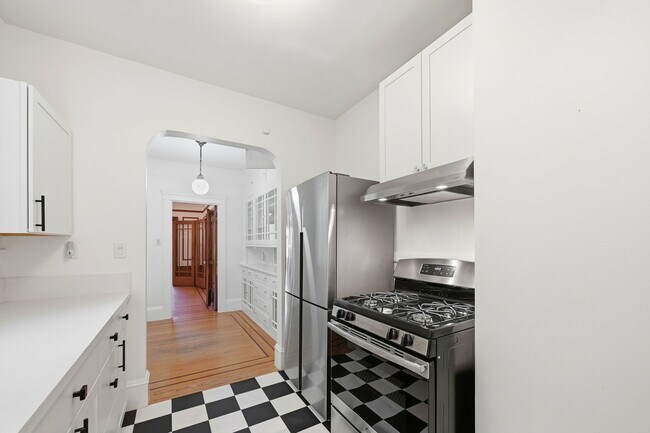 Building Photo - Light Filled Condo in Noe Valley+ Parking Included+ Laundry In unit - Please Contact for Showing ...