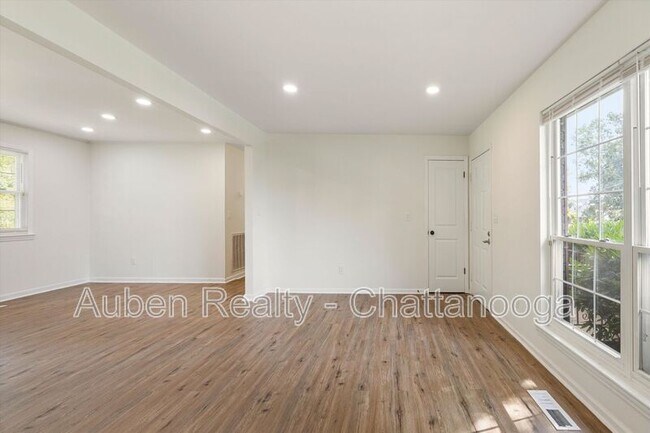 Building Photo - 4015 Shady Oak Dr