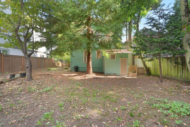 Building Photo - Spacious, light-filled 3-bdrm/2-bath vinta...