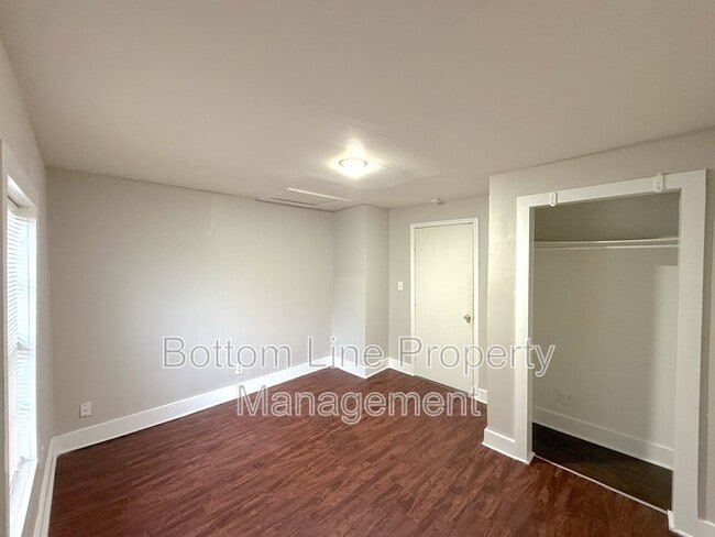 Building Photo - 917 N Oakland St