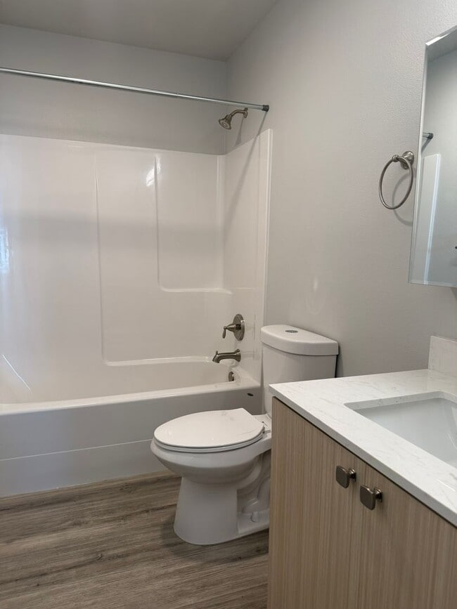 Building Photo - Gorgeous Pet Friendly Three Bedroom Lebano...