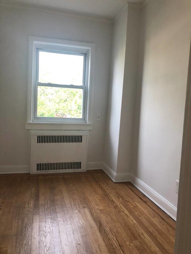 Building Photo - 166 Langham St