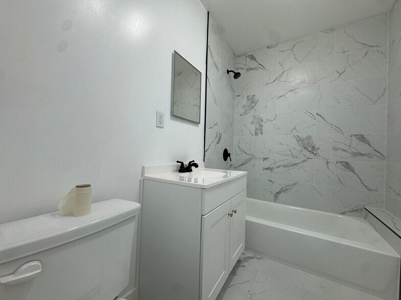 Building Photo - 5319 S Hoover St